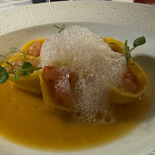 Tortelli con crudo di gamberi e limone