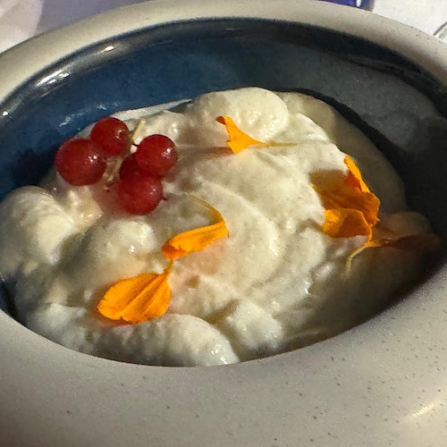 Estate, un'insalata di fragole con spuma di yogurt