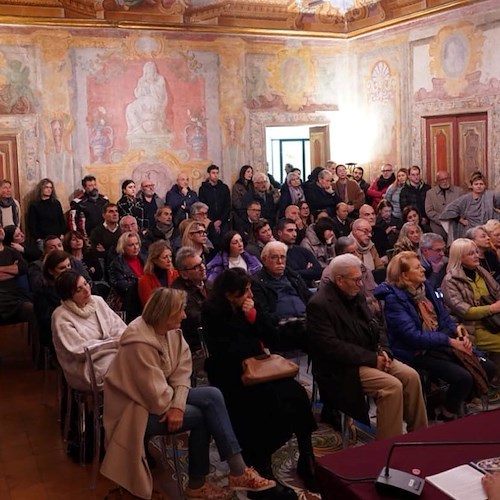 Aula consiliare gremita per la presentazione del libro Dölker a cento anni da Vietri sul Mare di Giorgio Napolitano
