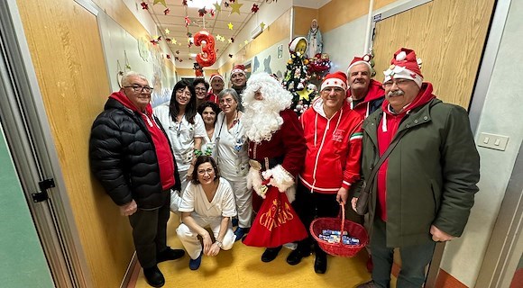 Cava de' Tirreni, "Vecchi Rombi" porta la magia del Natale ai bambini e agli anziani: un sorriso che scalda il cuore