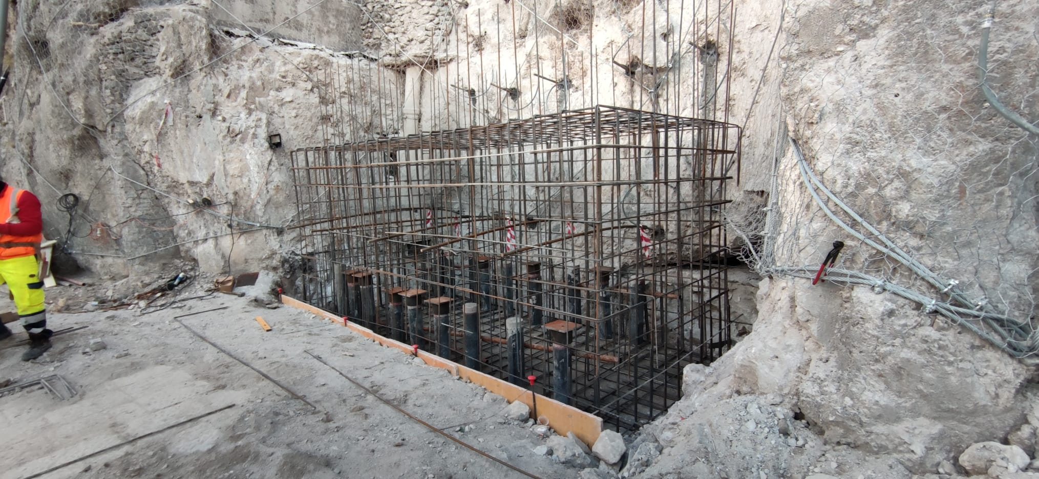 Il Vescovado Amalfi Ricostruzione Strada Conclusa Posa Pali Di Fondazione Foto