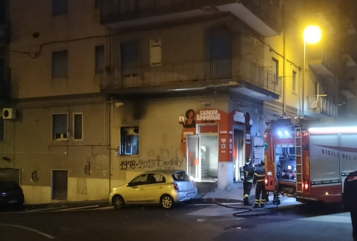 Il Vescovado Incendio Nella Notte A Salerno In Fiamme Pizzeria A Rione Petrosino