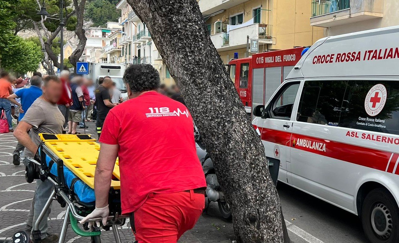 Il Vescovado Incidente A Maiori Auto Frena Bruscamente Scooter