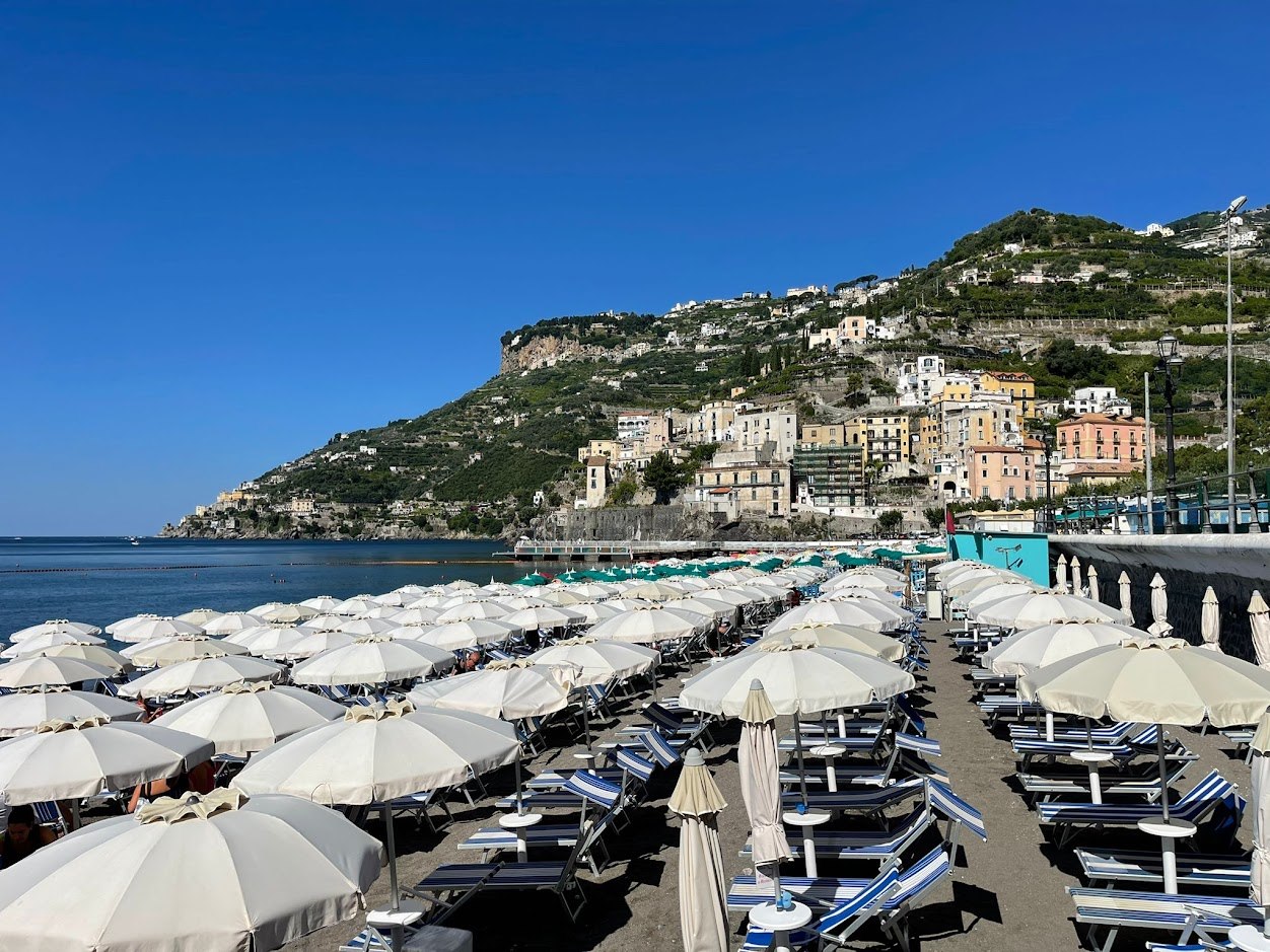 Il Vescovado Minori Introduce Il Servizio Spiaggia Gratuito Per I Residenti Presso Lo Chalet