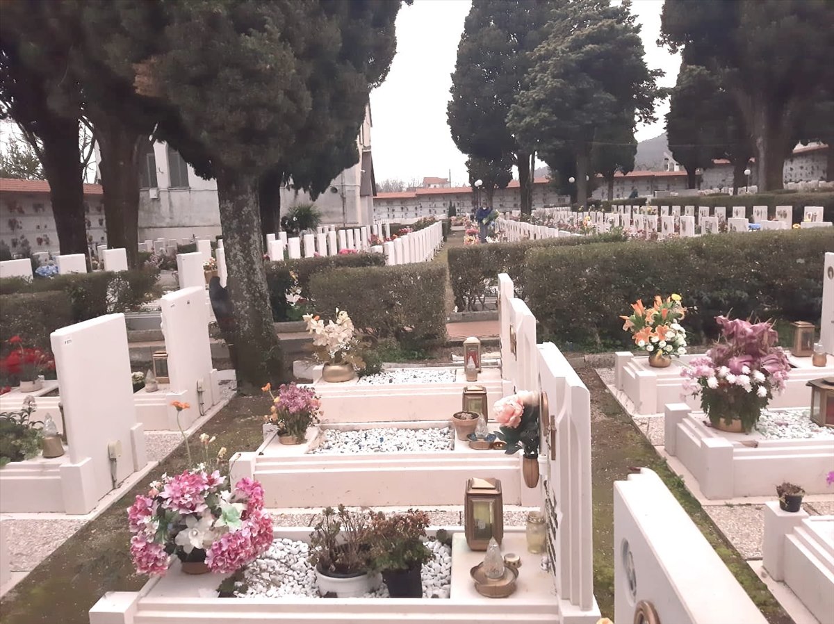 Il Vescovado - Cimiteri chiusi, ad Agerola un fiore per ogni defunto:  l'omaggio del sindaco Luca Mascolo [FOTO]