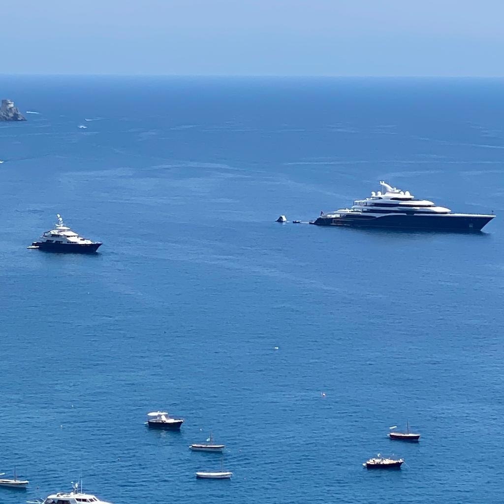 Le méga-yacht de Bernard Arnault, beaucoup trop grand pour le port de Naples